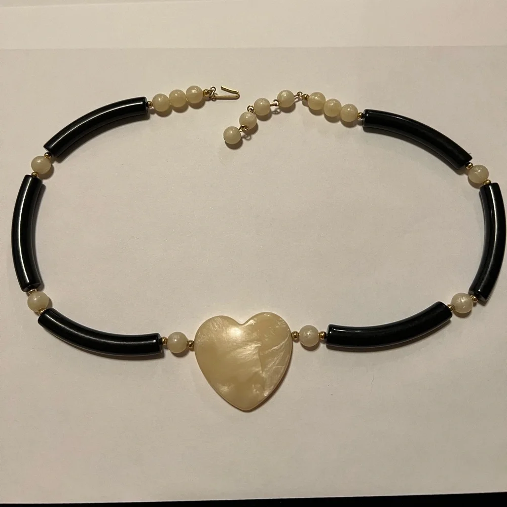 Vintage glowy lucite heart necklace - Picture 2 of 3